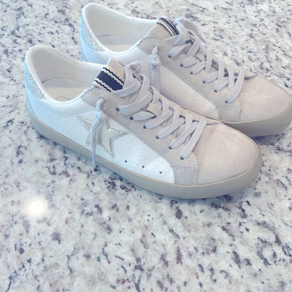 EUC Shu Shop Paula Bone Snake Sneakers! Size 7